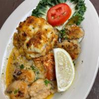 Lenny's Special · Breaded and baked lobster tail, shrimp, and clams. Served with salad and linguine.