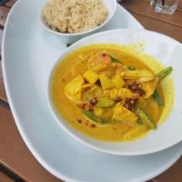 Yellow Curry Bowl · Chicken breast, bell peppers, pineapple, potatoes, tomatoes and brown jasmine rice.