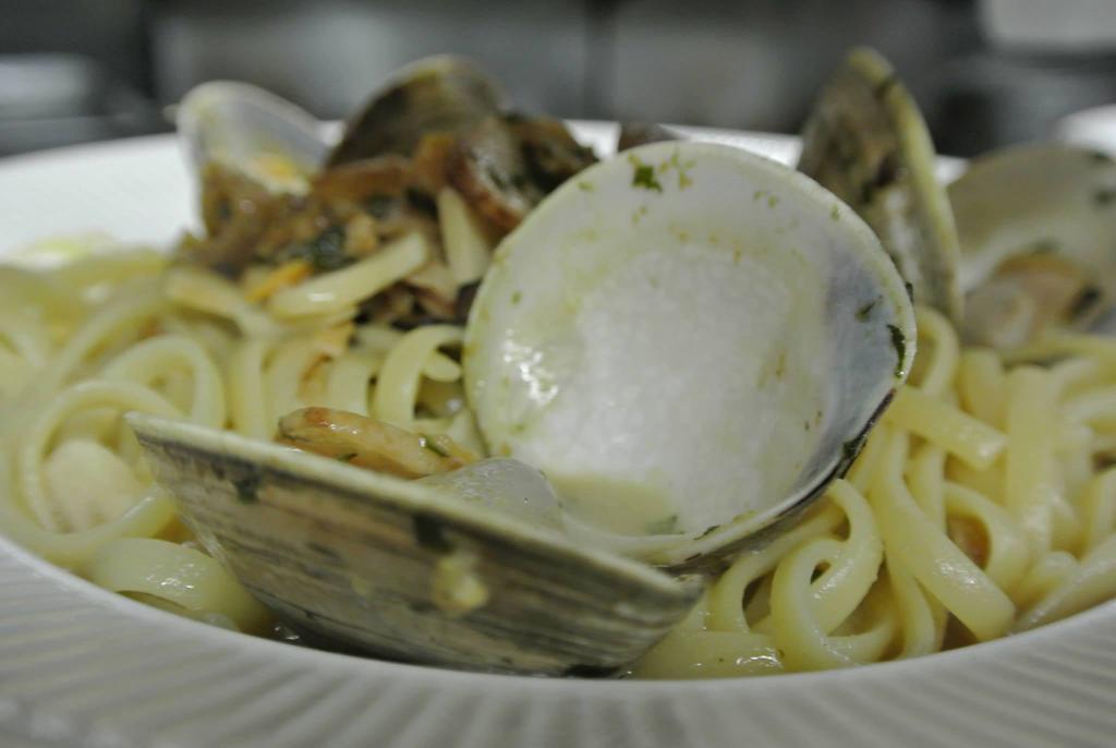 Linguine alle Vongole Dinner · Served with clam sauce, red or white wine.
