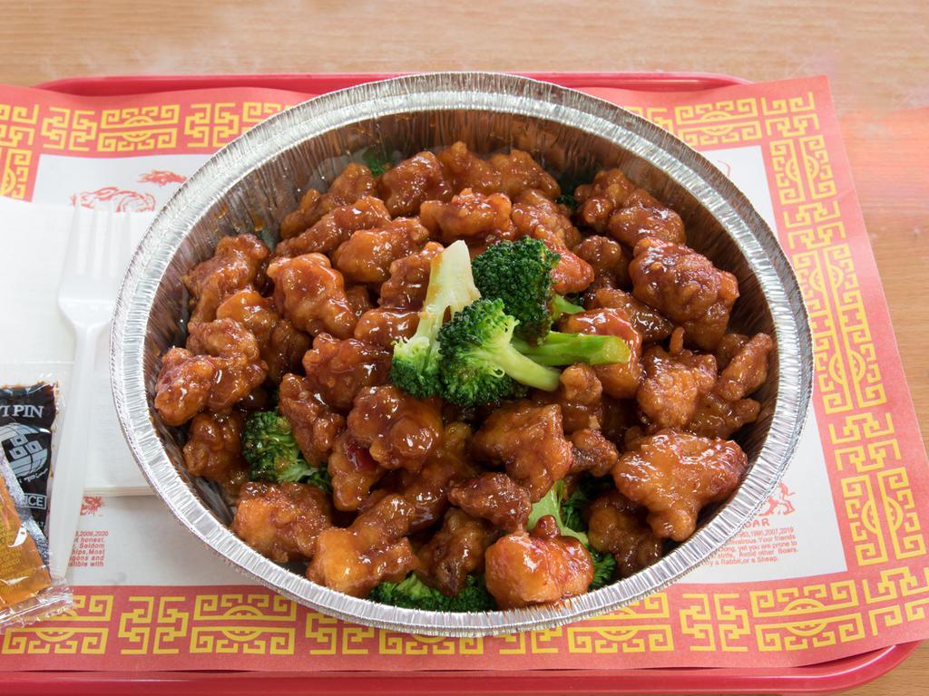 H23. General Tso's Chicken · Chunk of tender chicken meat, slightly fried breaded cooked with brown spicy sauce, circle with steamed broccoli. Comes with your choice of rice. Spicy.