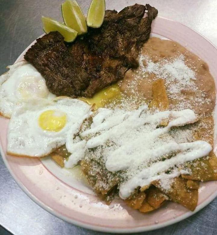 Desayuno la Casita · Carne asada, chilaquiles, frijol, and huevos.