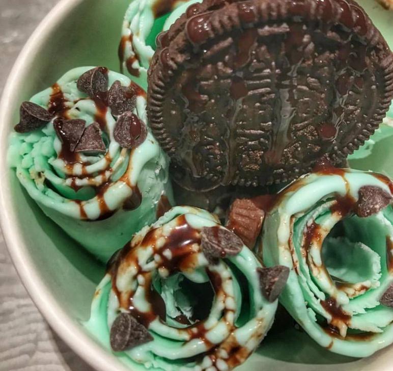 Mint Chocolate ice cream · Mint flavor ice cream, rolled with Hershey chocolate syrup inside.
