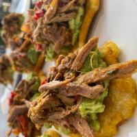 Patacon Guacamole con Carne Desmechada · Fried plantain with guacamole and shredded beef
