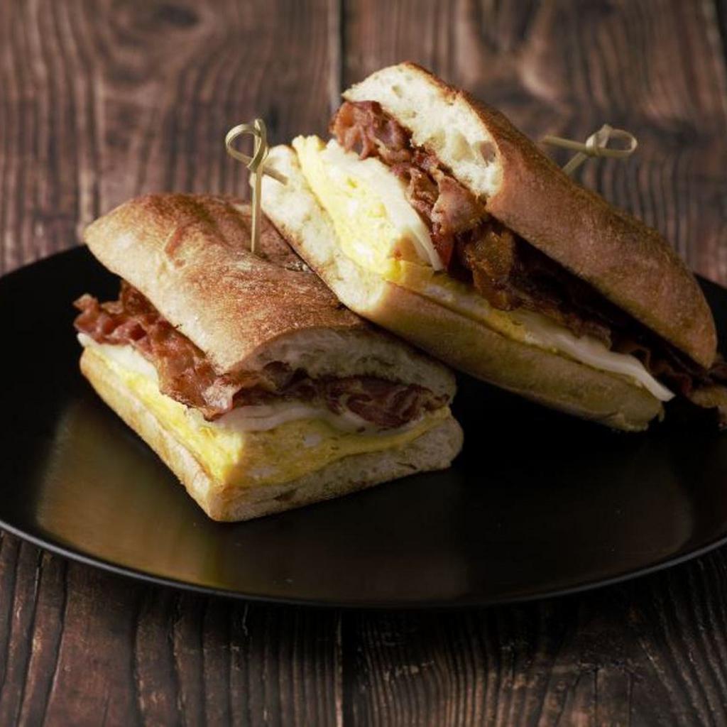 Sandwich Con Tocineta Y Huevos · Sandwich with Bacon and Scrambled Eggs