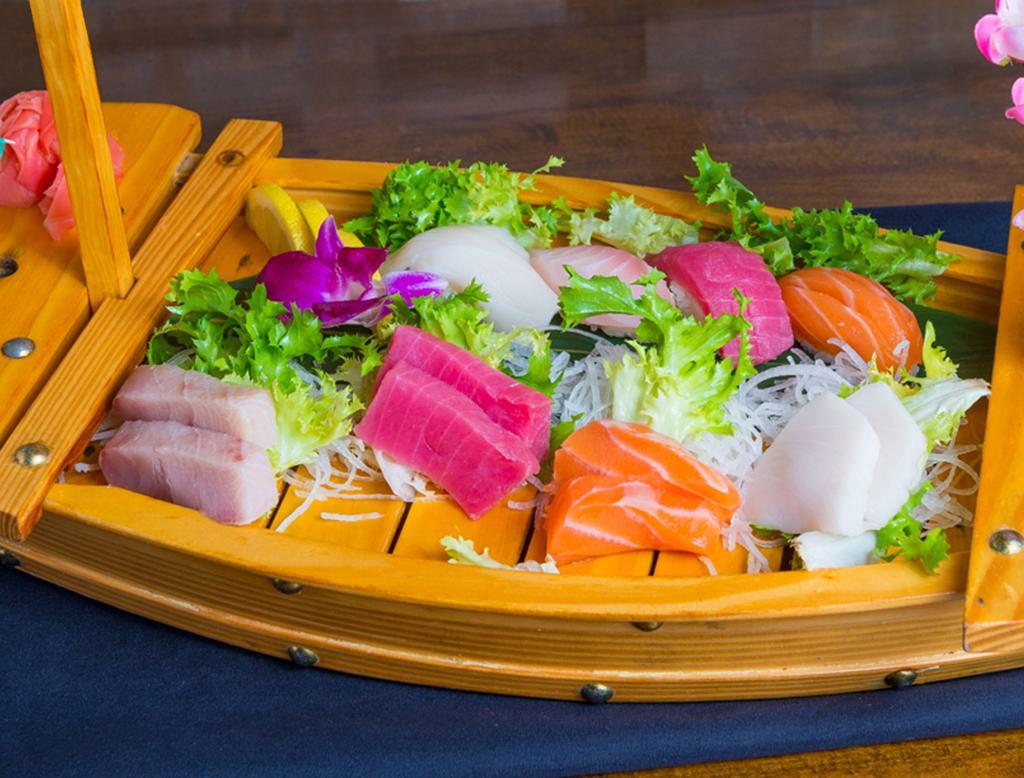 L17. Sushi and Sashimi Combo Lunch Special · 4 pieces sushi and 5 pieces sashimi and 1 California roll.