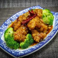 D3. General Tso's Chicken（左宗鸡） · Classic Spicy General Sauce with a side of Steamed Broccoli