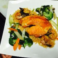 Grilled fish platter with shrimp · Filete a la plancha o frito c/ camarones; servido con arroz y vegetales. Served with rice an...