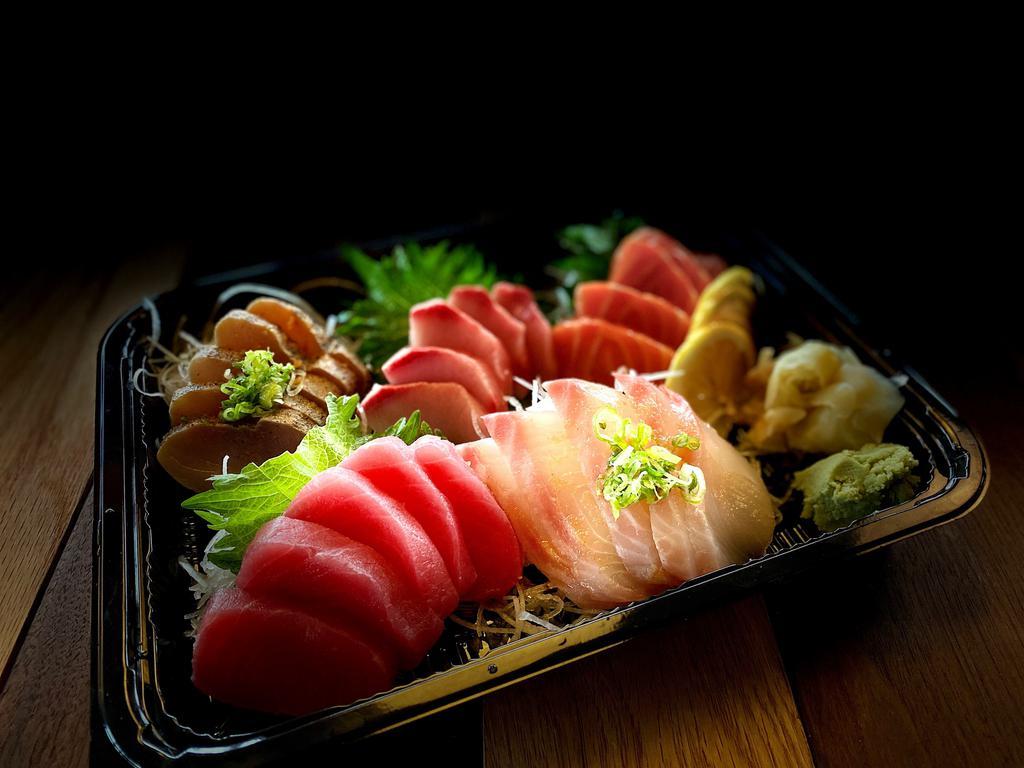 Sashimi Deluxe · 25 pcs of Fresh Cut Tuna, Salmon, Yellowtail, Chef's Choice White Fish