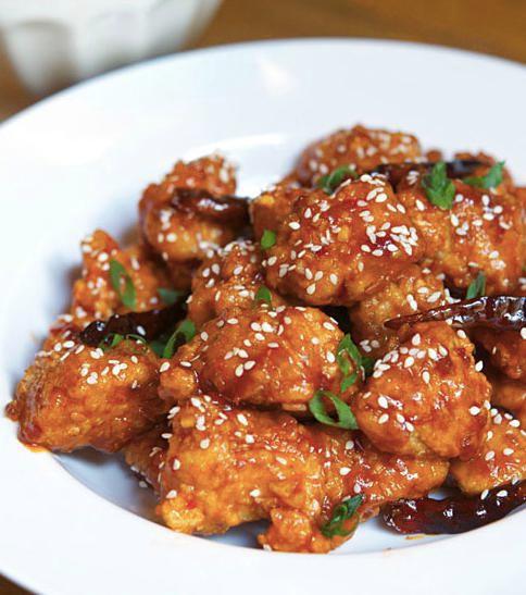 General Tso's chicken 左宗鸡 ·  sweet and spicy sauce poured over the crispy, juicy chicken
