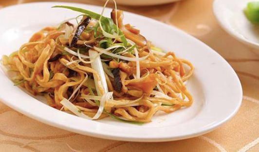 Stir Fry Mushroom E-Fu Noodles 鲜菇干烧伊面 · stir-fried mushroom with E-fu noodles 