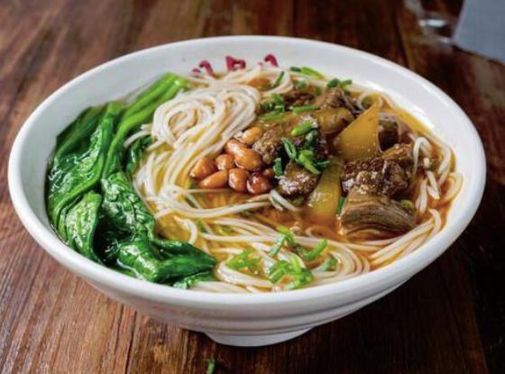 Beef Mei Fun Soup 牛腩汤米粉 · Tender meifun soup 