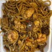 N39-House Combo Lo Mein · Stir fried chicken, beef and shrimp with bean sprout, carrot, cabbage and soft noodle.