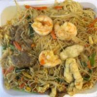 Singapore Noodle · Stir fried thin rice noodle  with white onion, long scallion, bean sprout, carrot and eggs i...