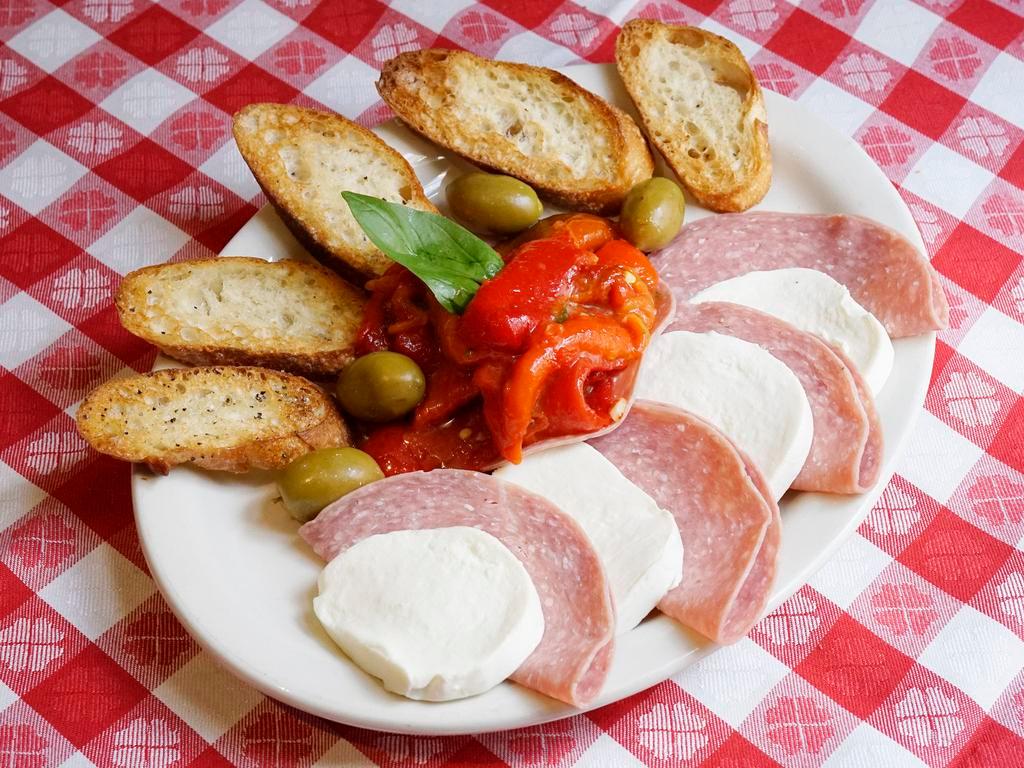 Antipasto · Genoa salami, fresh mozzarella, oven roasted sweet red peppers, Sicilian olives and brick oven toasted crostini.