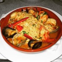 Mariscada em Molho de Champagne · Lobster, shrimp, scallops, little neck clams and mussels in linguine with champagne sauce.