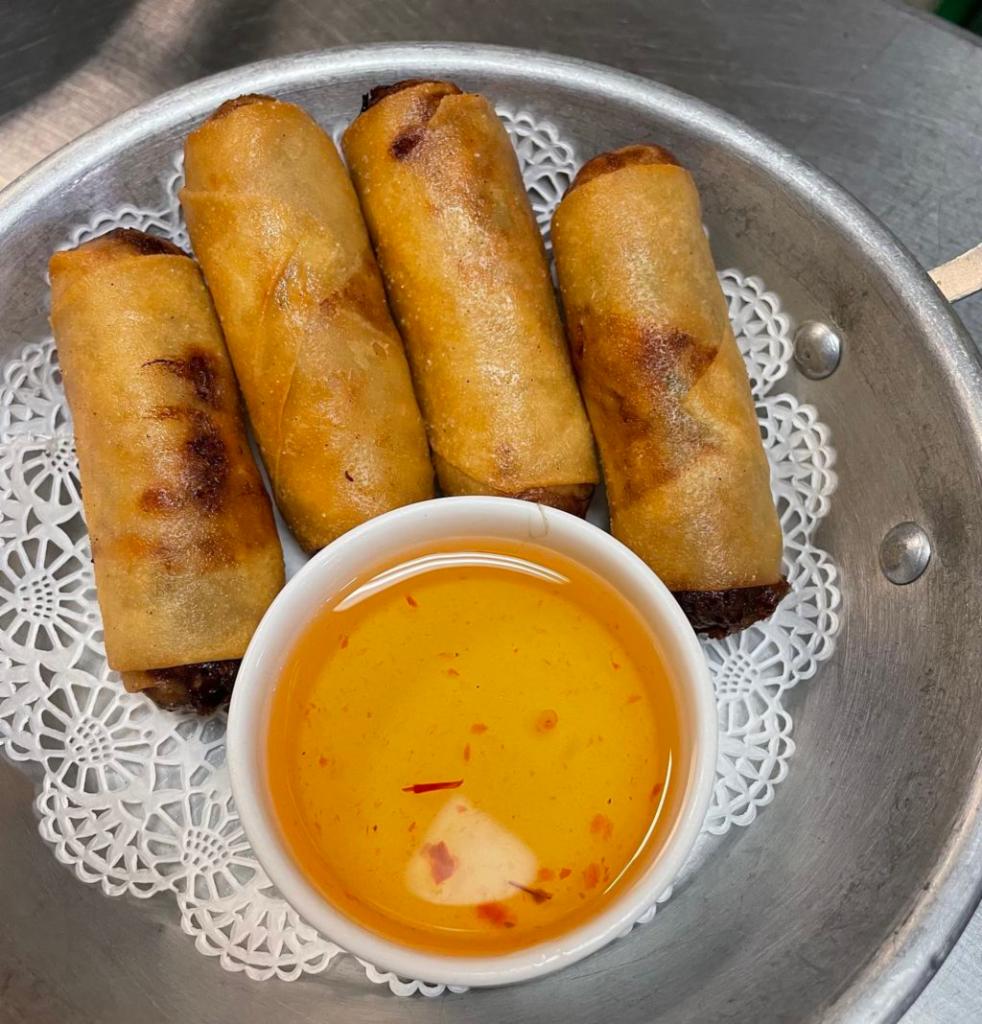 Por Pia Tord · Crispy rolls filled with chicken, clear noodles & vegetables served with plum sauce. (4 Rolls)