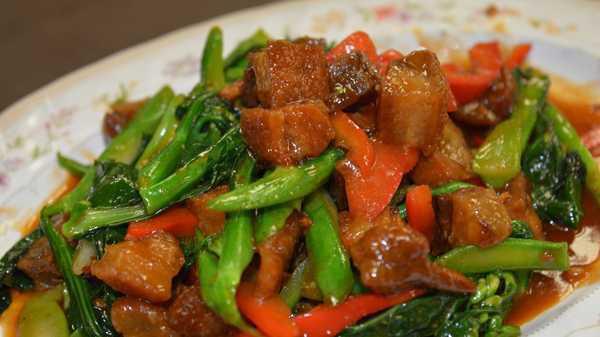 16. Stir-Fried Rind Pork with Chinese Broccoli · Rind pork, bell pepper, Chinese broccoli.