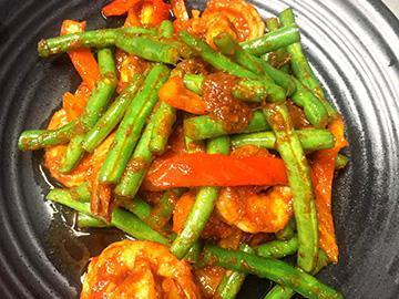 Pad Prik Khing · Bell pepper and string bean. Spicy.