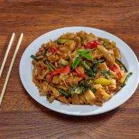 17. Pad Kee Mao · Stir fried flat rice noodles and choice with green long bean, bell pepper, Thai chilli and b...
