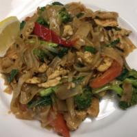 20. Pad Kee Mao Dinner · Drunken noodle. Large rice noodle stir fried with basil, garlic, chili, tomato, carrot, broc...