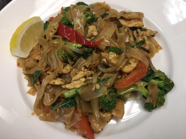 20. Pad Kee Mao Dinner · Drunken noodle. Large rice noodle stir fried with basil, garlic, chili, tomato, carrot, broccoli, red and green bell peppers and onion. Medium spicy.