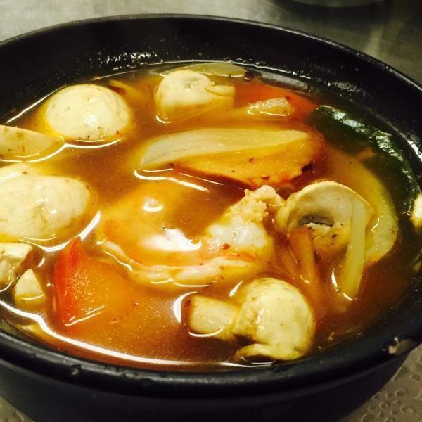 19. Tom Yum Talay  · Hot spicy pot combination seafood with prawn, scallop, squid, fish and mussels in a spicy lemon sweet basil soup.