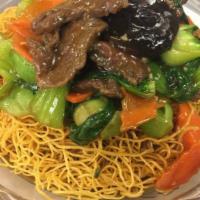 Shanghai Pan Fried Beef Noodle（牛肉两面黄） · Cooked in oil in a pan.