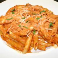 Penne in vodka sauce and chicken/Penne ao Molho de Vodka com Frango · Penne in vodka sauce and chicken.