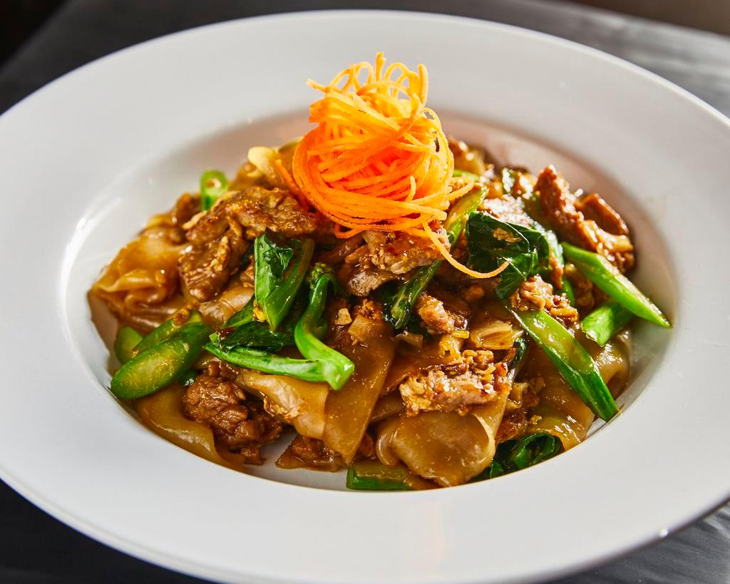 N2. Pad See Ew · Stir-fried flat rice noodle with egg, Chinese, broccoli, in a special brown sauce.