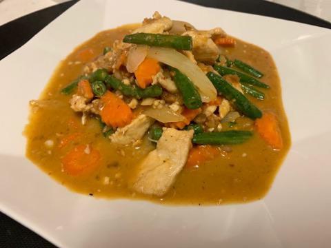 EN6. Pad Peanut Sauce · Stir-fried chicken or tofu with carrot, green bean, and white onion, in a brown peanut sauce.