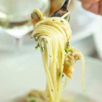 Linguini Alle Vongole Pasta · Manila clams, white wine sauce.