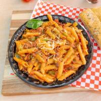 Pasta with 50/50 Chef's Special · Meat sauce and Alfredo sauce with sauteed bell pepper and red onion.
