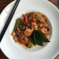 55. Pad Kee Mao Noodles · Stir-fried rice noodles with basil, chili, tomatoes, carrots, Chinese broccoli, yellow onion...