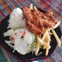 Milanesa de Pollo · Chicken breasts fried in breadcrumbs companies with fried, rice and salad.