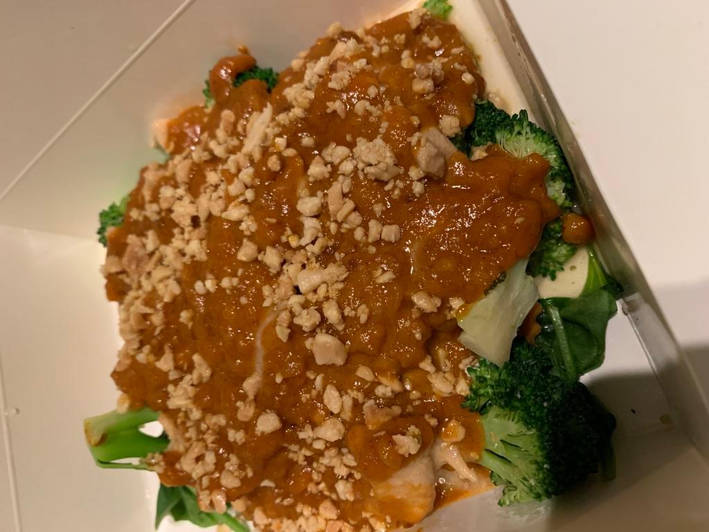 Pra Ram · Marinated chicken served with steamed broccoli, carrot, spinach topped Kao-Sarn peanut sauce.
