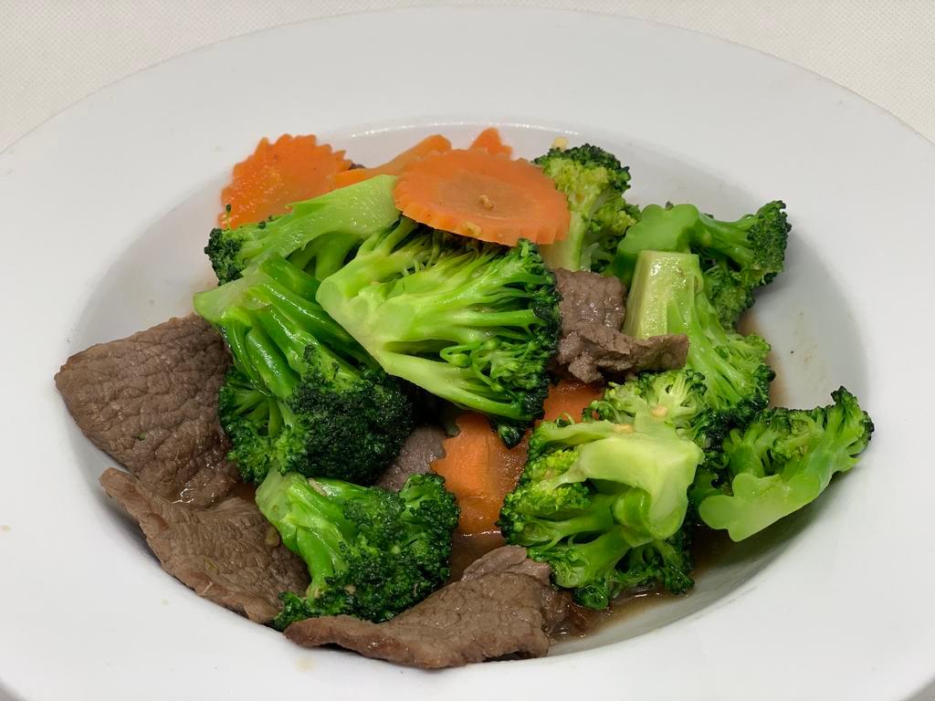 Broccoli · Beef sautéed with broccoli, carrot in garlic sauce.
