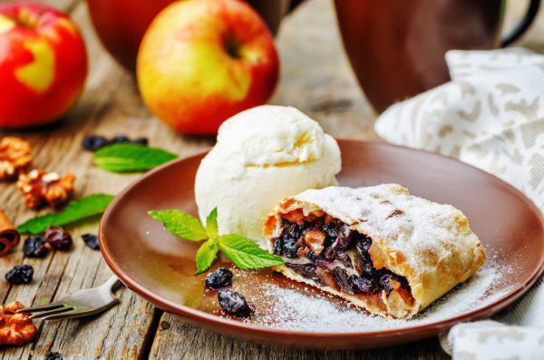 Apple Strudel with Ice Cream · Apple strudel wits raisins and Ice Cream