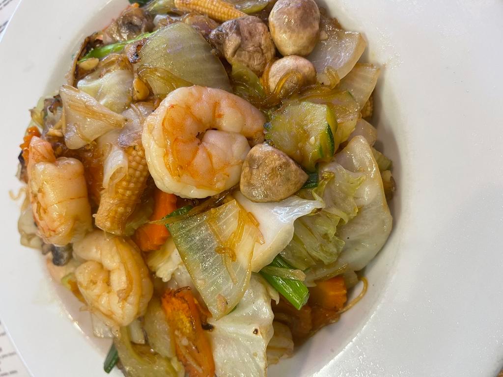 CC2. Play Pot · Sautee Jumbo Shrimp in Jelly noodle, fresh ginger and vegetables (carrot, onion, napa and cabages etc)