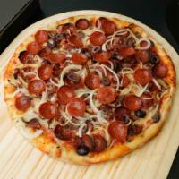 THE WORKS PIZZA · Ezzo pepperoni, spicy sausage, Bella mushrooms, kalamata olives, maui onions, mozzarella, ou...