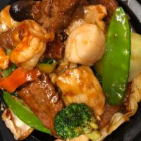 Happy Family Dinner · Chicken, beef, shrimp, scallop and mix vegetables, Served with choice of rice.