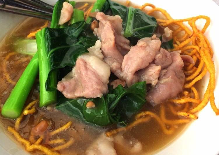 Rad Na Mi Krob ราดหน้าหมี่กรอบ · Crispy fried egg noodles with choice of meat, Chinese broccoli in brown gravy.