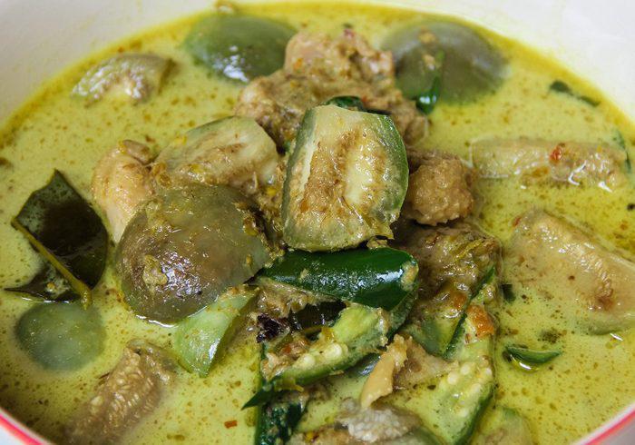 Green Curry แกงเขียวหวาน · Green curry paste, Thai eggplant, bamboo shoot,  fresh basil, bell pepper and coconut milk. Spicy.