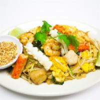 W7. Pad Thai · Stir fried rice noodle dish.