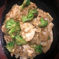 N2. Pad See Ew · Wide size rice noodle with egg and broccoli.