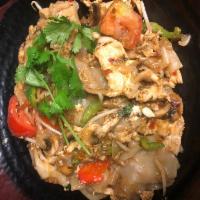 N3. Pad Kee Mao · Wide size rice noodle with egg, mushrooms, bell peppers, onions, tomatoes, bean sprouts, bas...