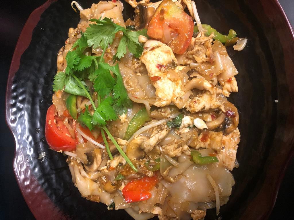 N3. Pad Kee Mao · Wide size rice noodle with egg, mushrooms, bell peppers, onions, tomatoes, bean sprouts, basil and basil chili sauce.