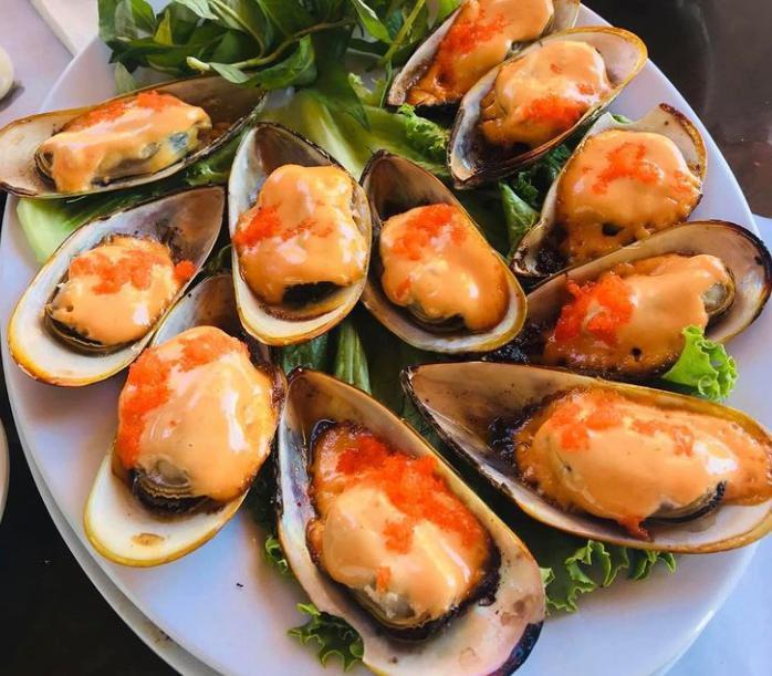 Chem Chep Nuong Mayo · Baked mussels with mayonnaise and tobiko.