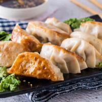Pan-Fried Pot Stickers · 煎饺子
6 pieces of pan-fried dumplings filled with chicken, cabbage, onion.