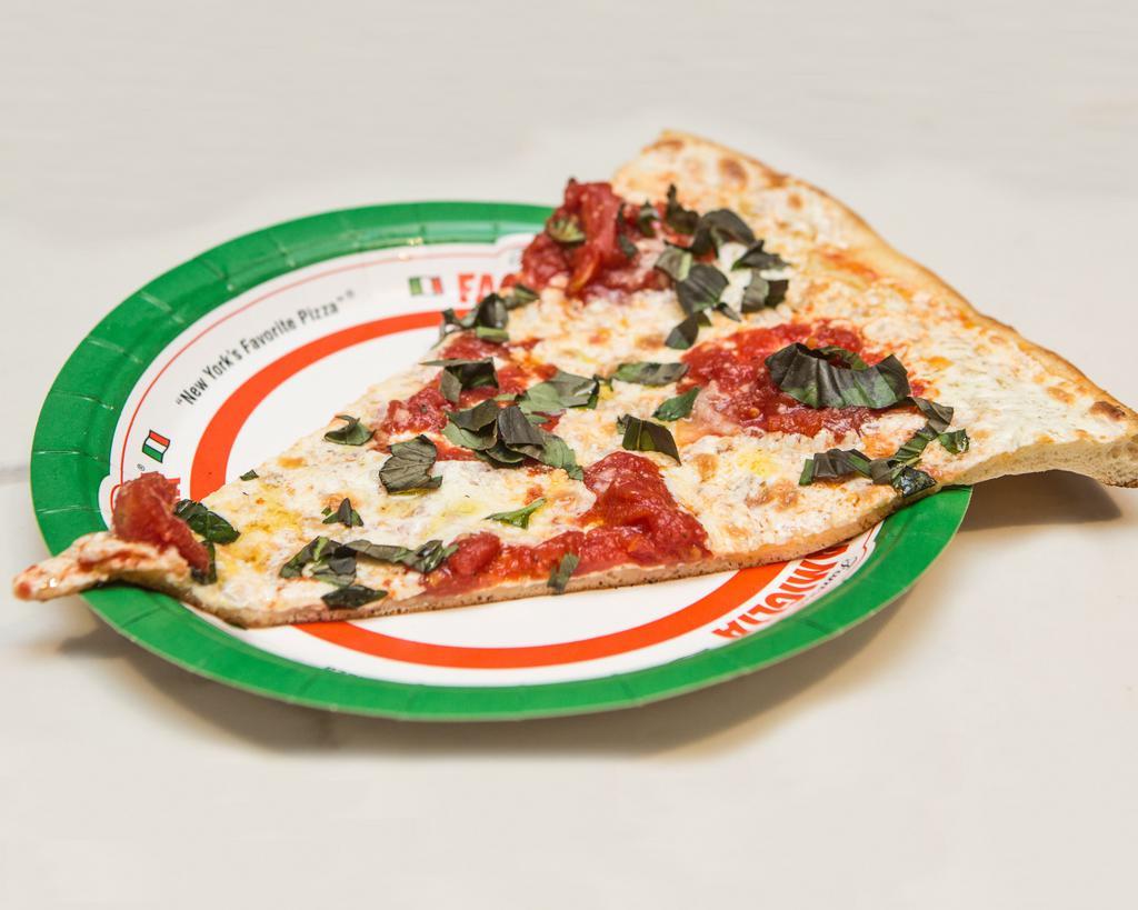 Margarita Pizza  · Fresh mozzarella, fresh basil, plump tomato and olive oil 