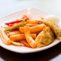 To Pok Ki · Spicy stir-fried rice cake with vegetables and fish cakes.